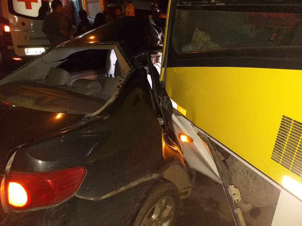 Advogada presa às ferragens de carro em acidente