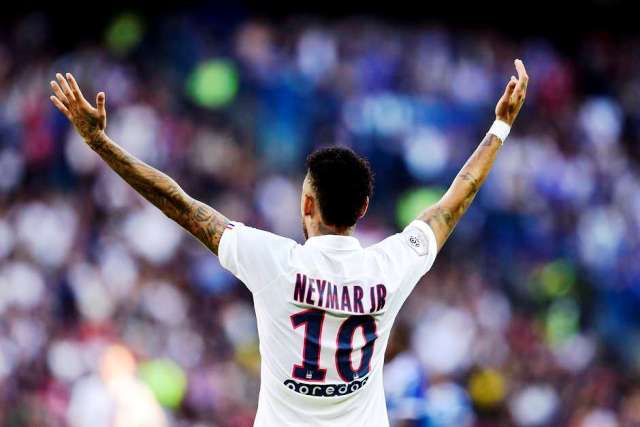 VÍDEO: Torcida vaia Neymar, que responde marcando golaço