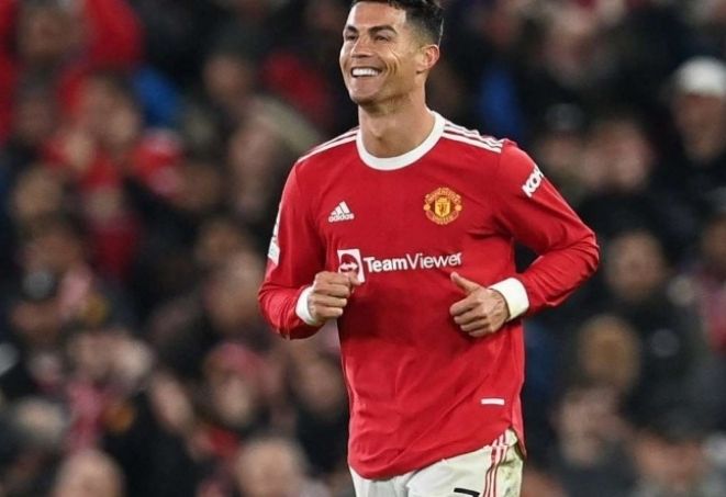 Cristiano Ronaldo promete doar camisa para crianças após apelo de cantora famosa