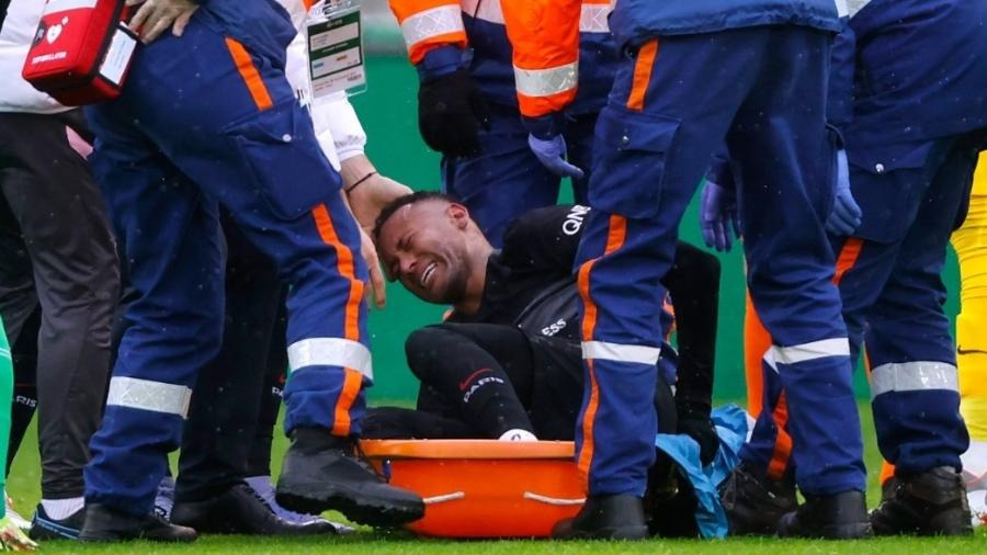 Neymar sofre entorse no tornozelo esquerdo, sai chorando de jogo do PSG e diz: “Voltarei mais forte”