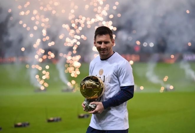 Lionel Messi exibe sétima Bola de Ouro para a torcida do PSG