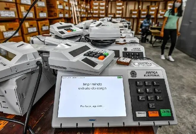 Mais de 450 urnas são substituídas nas primeiras duas horas de votação