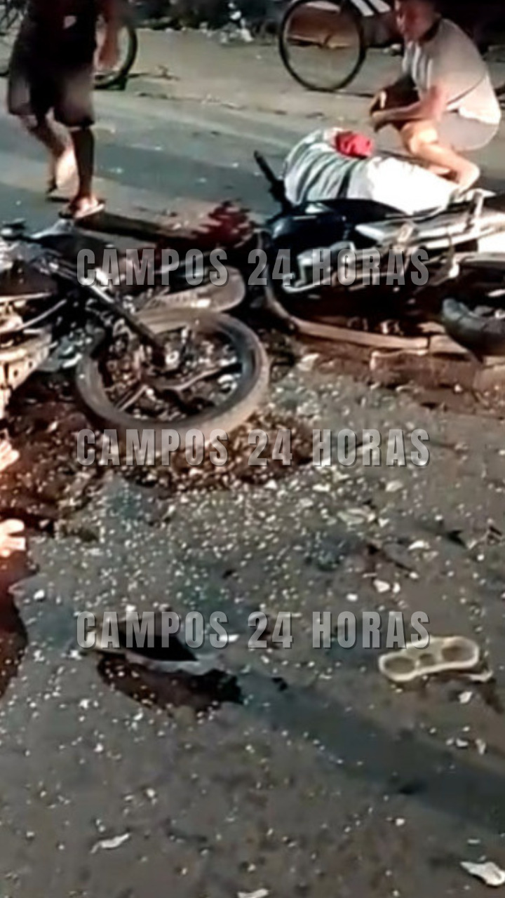 Vídeo: Dois homens feridos em colisão entre duas motos em Guarus
