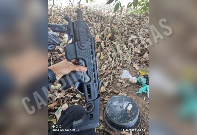 SFI: PM acha tonel enterrado com pistola e kit rajada; vídeo