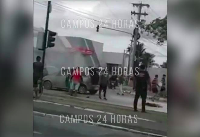 Carro parcialmente destruído após pegar fogo; vídeo