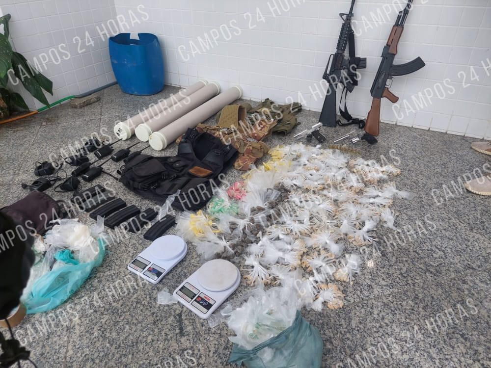 Réplicas de fuzil e outras armas com criminosos