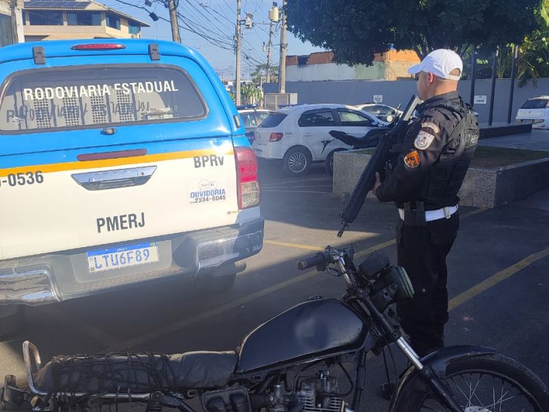 Jovem é preso com moto irregular na RJ-224, em SFI