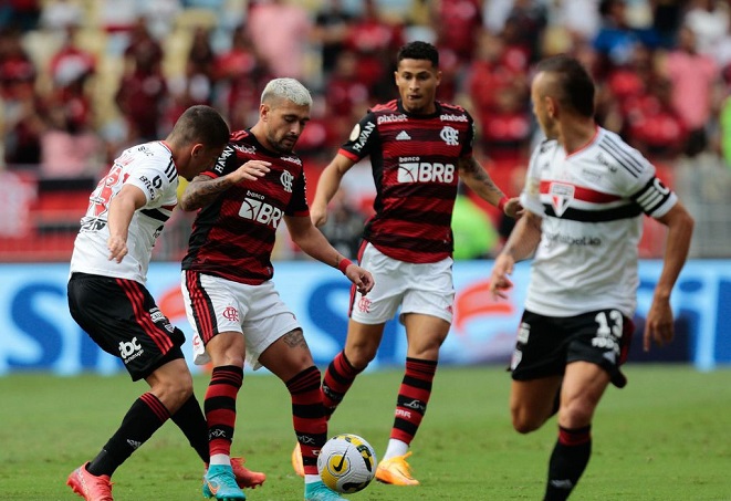 Sob jejum de vitórias no Brasileiro, São Paulo encara Flamengo em casa