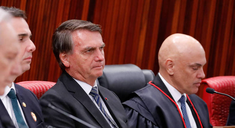 STF forma maioria para manter Dino, Zanin e Moraes em julgamento contra Bolsonaro
