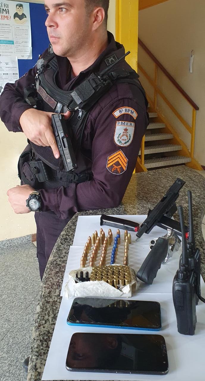 Homens flagrados com pistola e revólver em Santa Clara