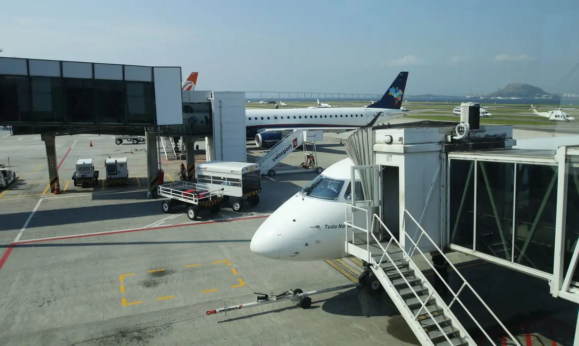 Anvisa atualiza regras de segurança sanitária para aviões e aeroportos