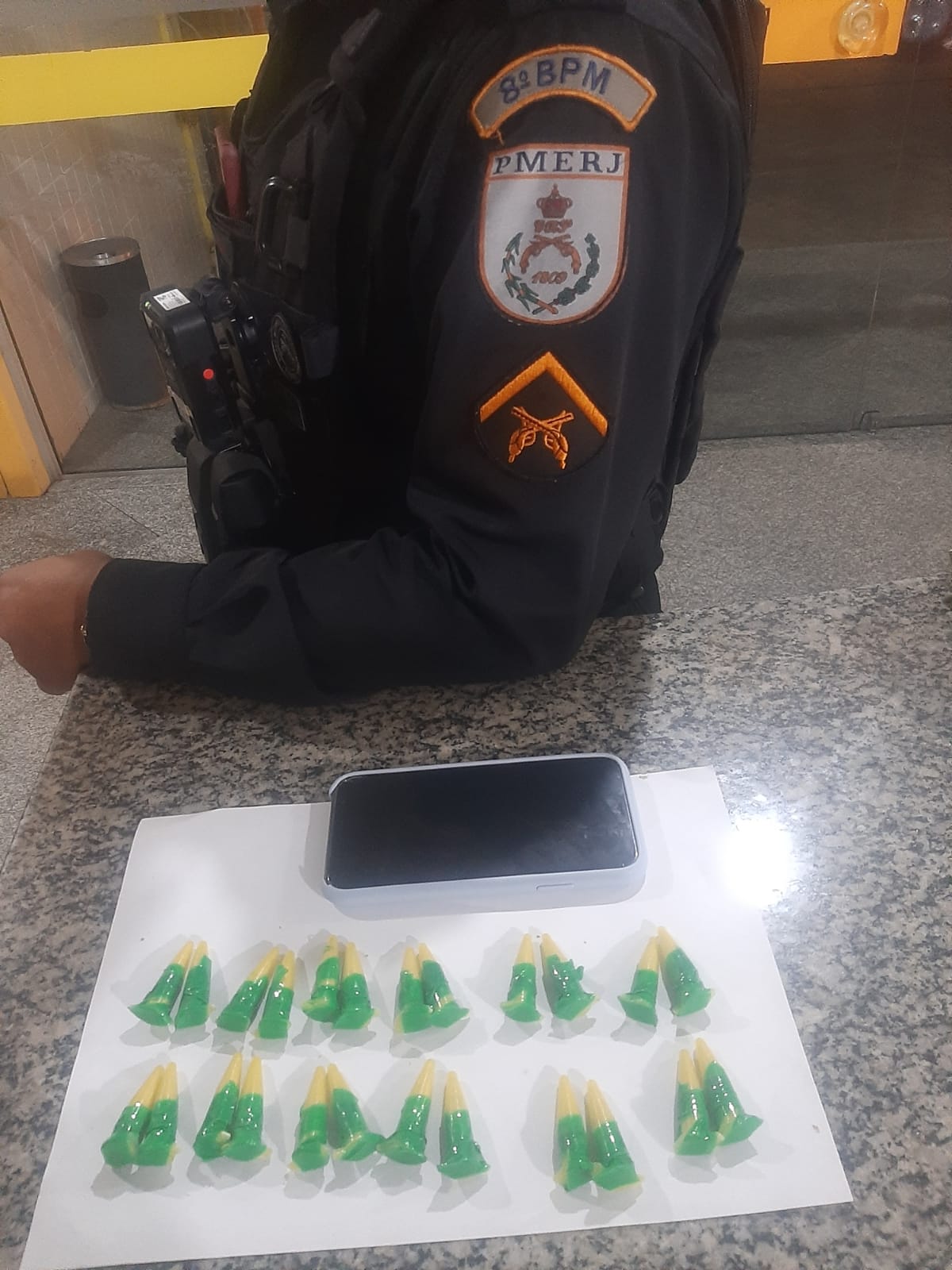 Homem é preso em ônibus após buscar droga em Campos