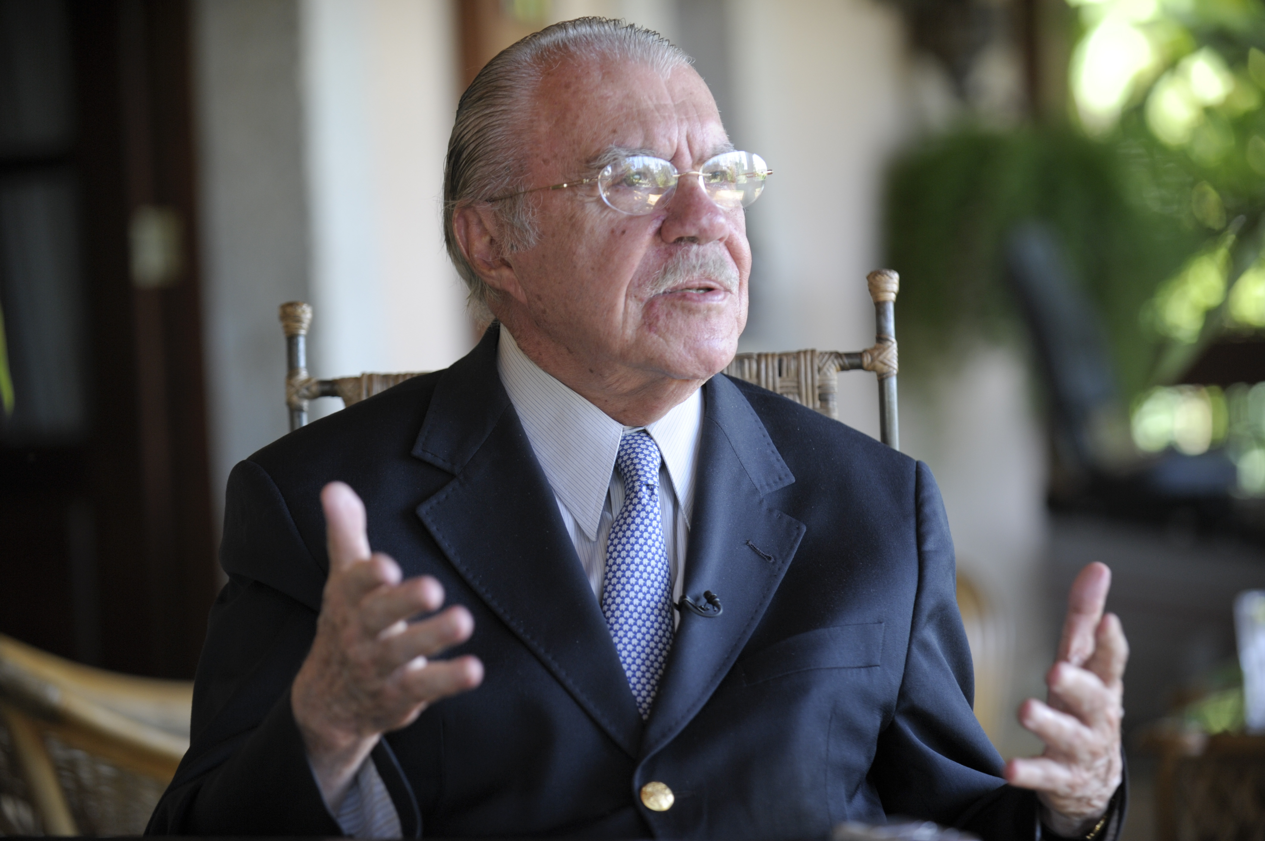 José Sarney recebe alta hospitalar após nove dias de internação