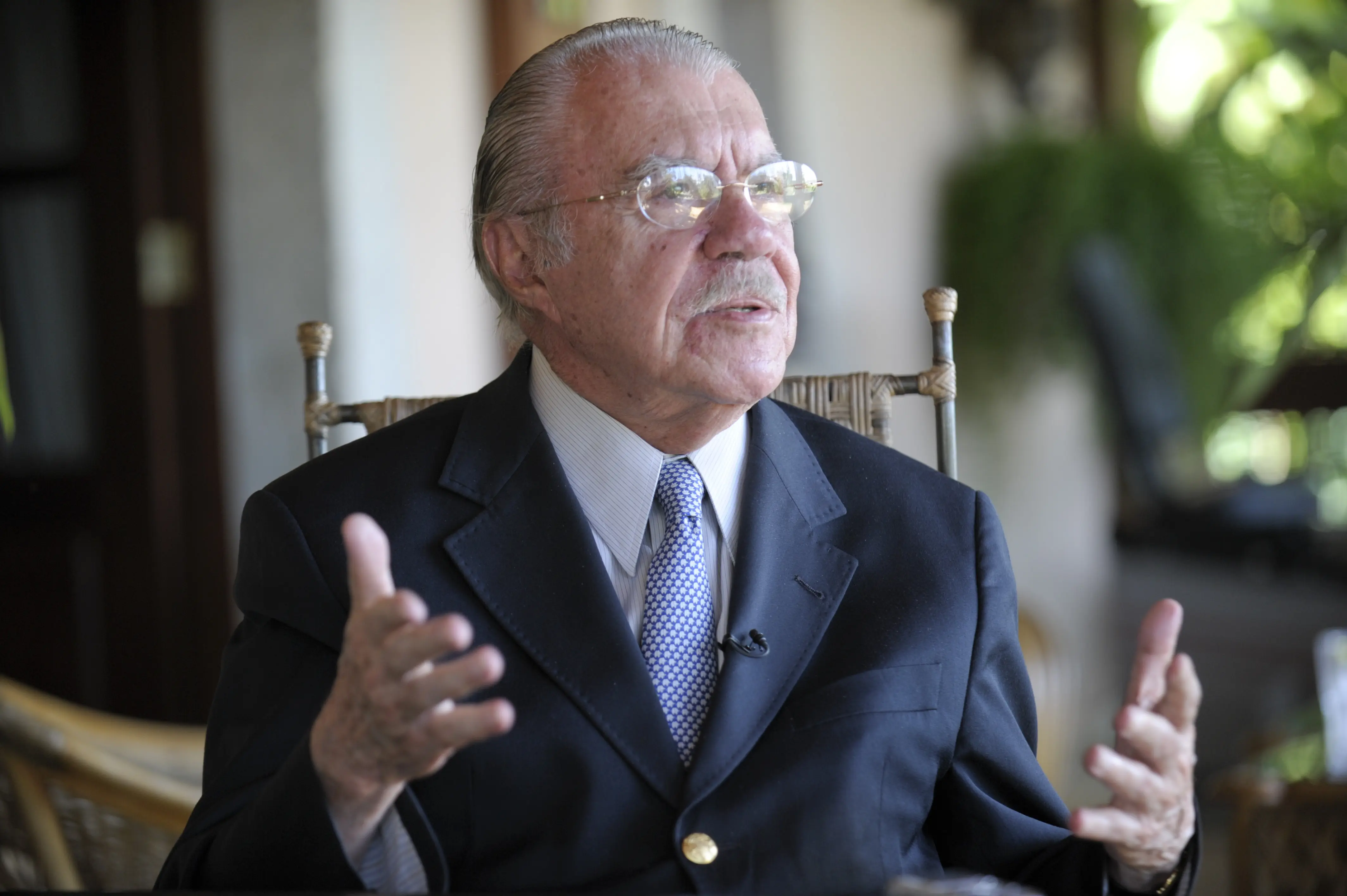 José Sarney recebe alta hospitalar após nove dias de internação