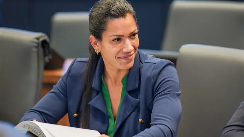 MPT processa Índia Armelau em R$ 500 mil por assédio eleitoral