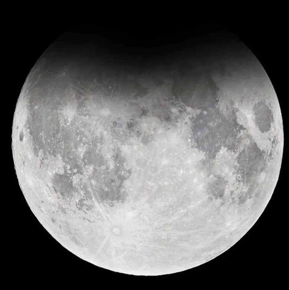 Eclipse total leva multidões à estrada e provoca corrida por óculos na Espanha