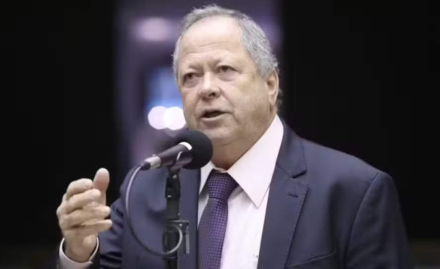 Chiquinho Brazão é alvo da PF em operação contra desvio de emendas parlamentares; ex-assessor é preso, e Moraes manda bloquear R$ 100 mi