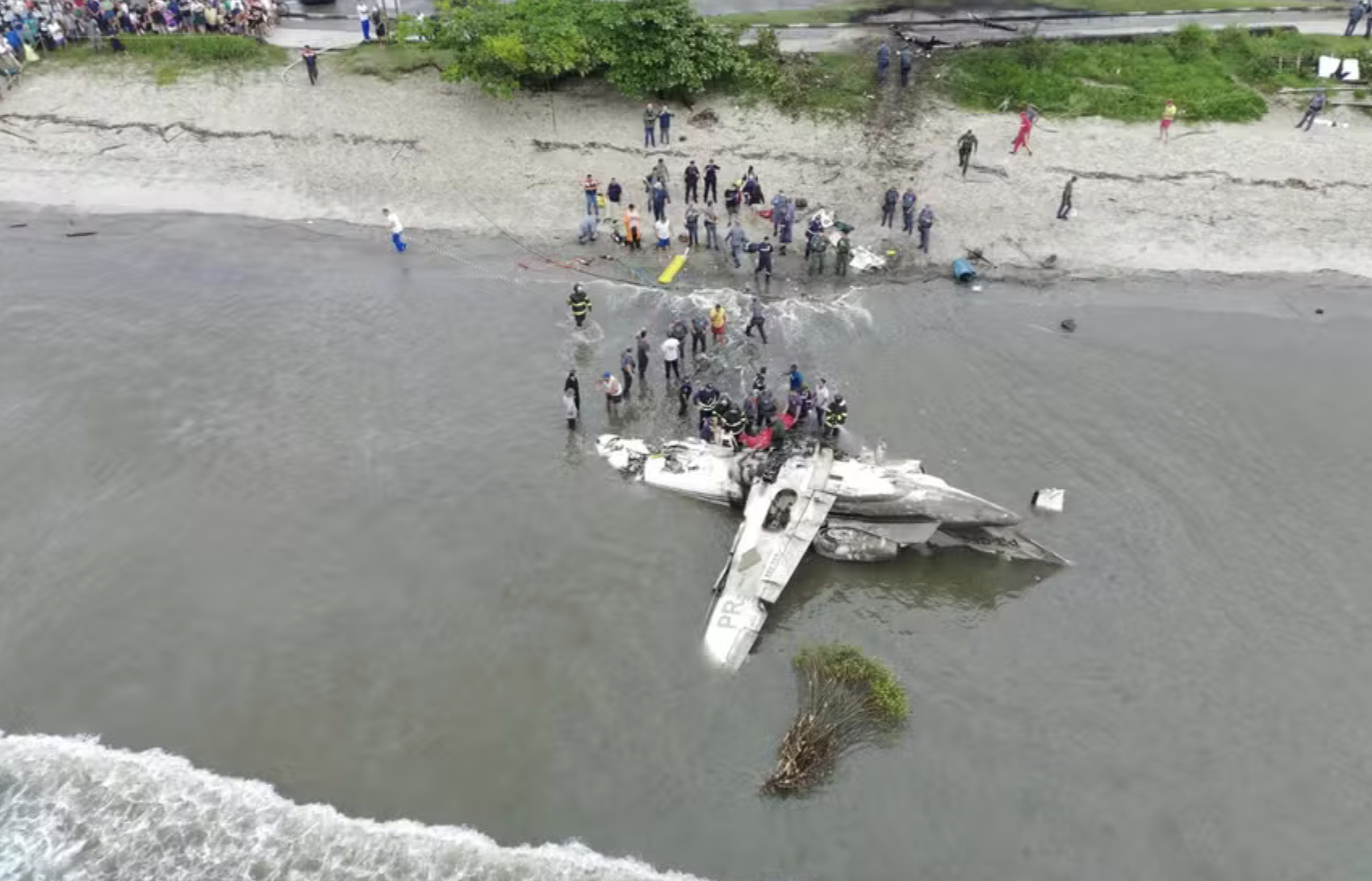 Tragédia em Ubatuba: Avião cai e deixa mortos na praia (Vídeo)