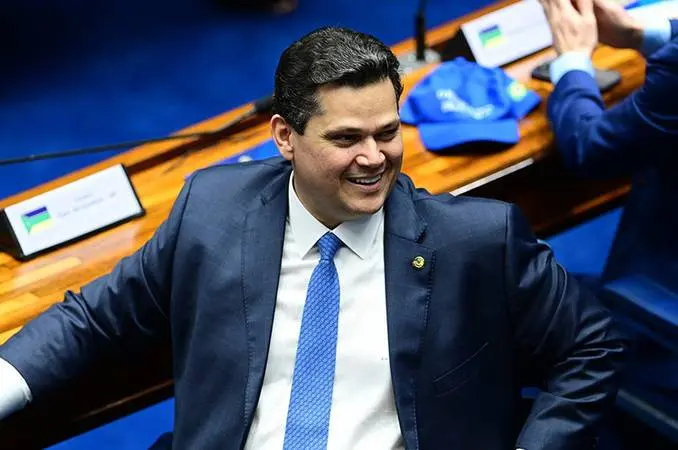 Alcolumbre envia PEC do fim da escala 6x1 para CCJ do Senado