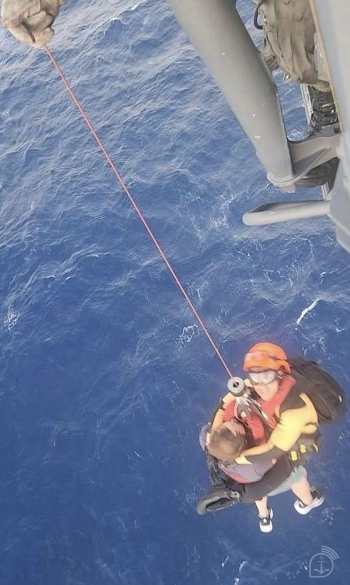 Vídeo: Marinha faz resgate aéreo de tripulante com suspeita de infarto em alto-mar