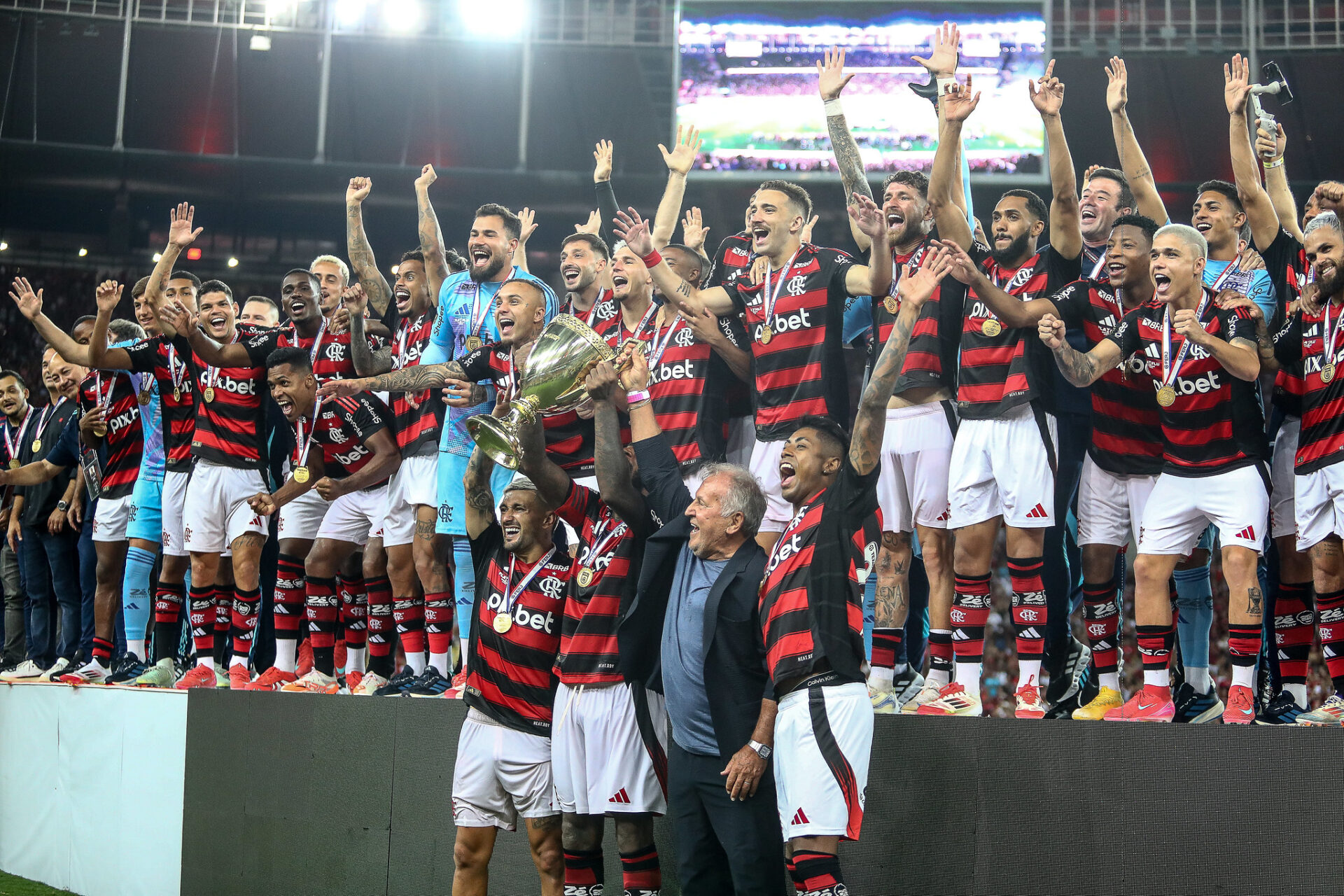 Flamengo é bicampeão carioca após empate sem gols com Fluminense