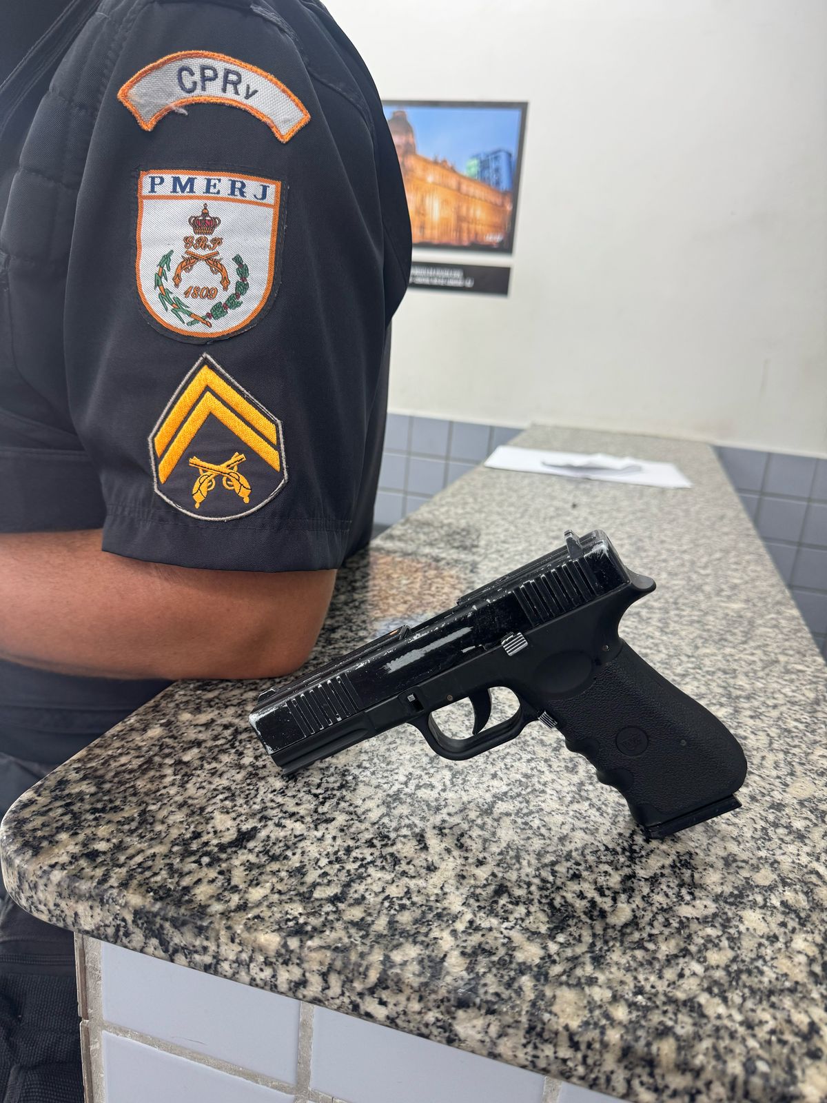 Menor é flagrado com pistola em Travessão