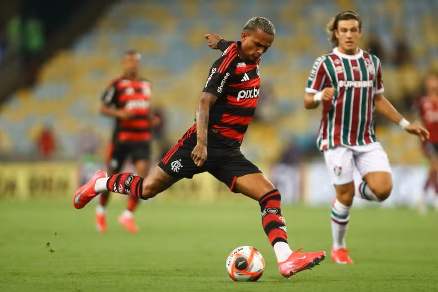 Flamengo supera o Fluminense e larga em vantagem na final do Campeonato Carioca