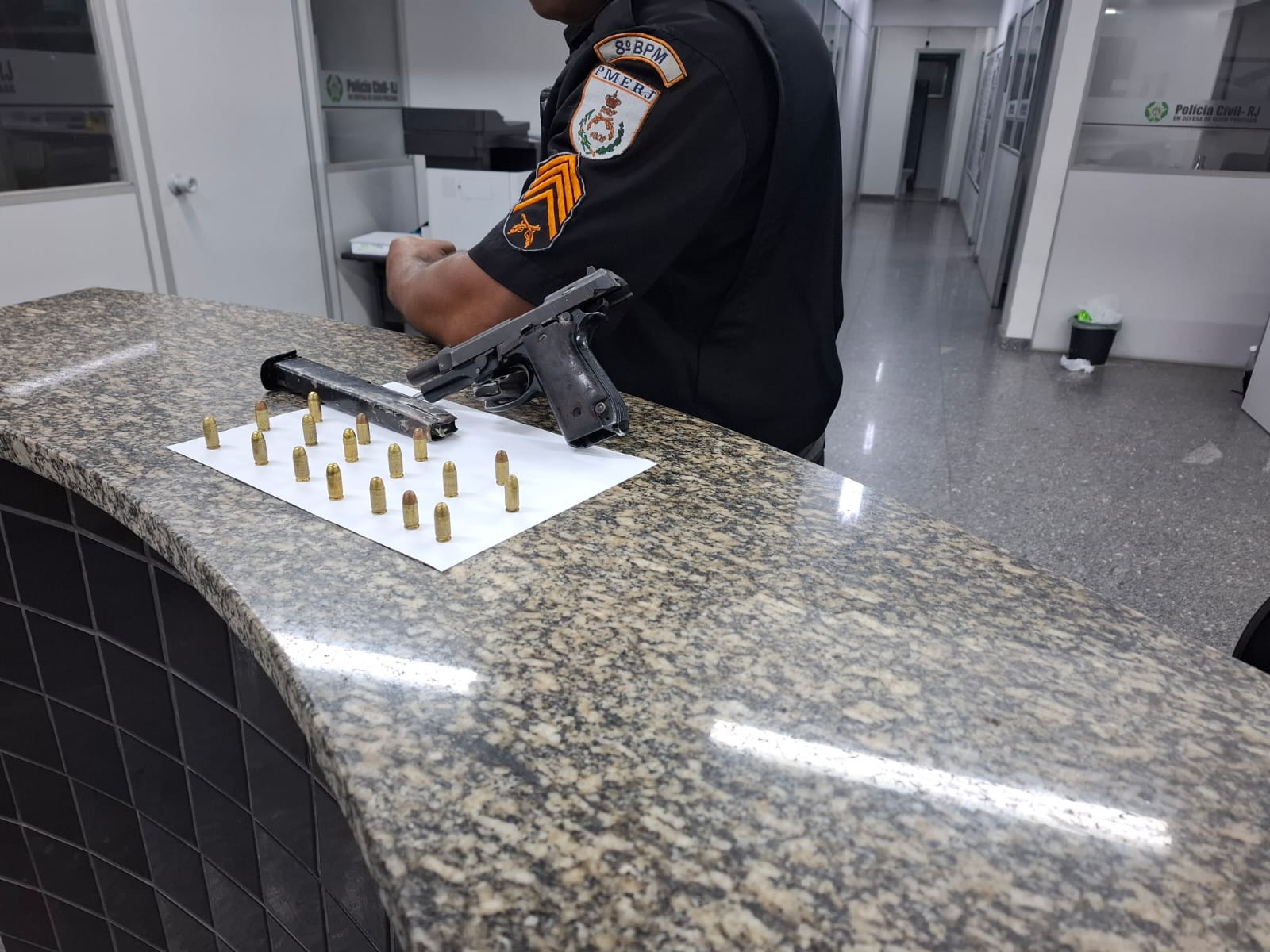 Homem aponta arma para PM e acaba baleado em Campos