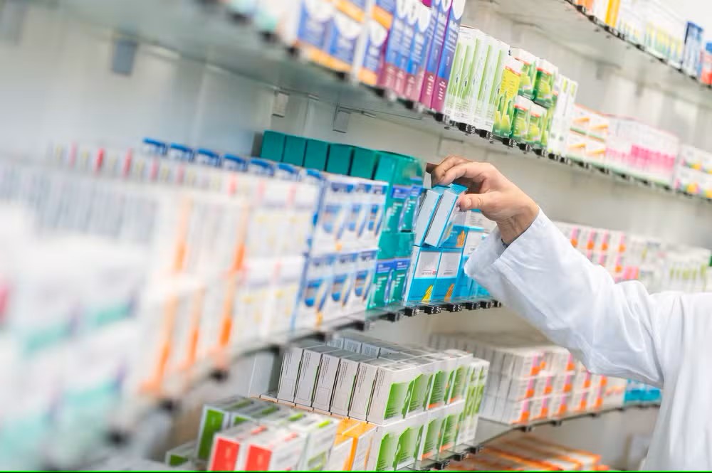 Conselho autoriza que farmacêutico prescreva remédios; médicos reagem