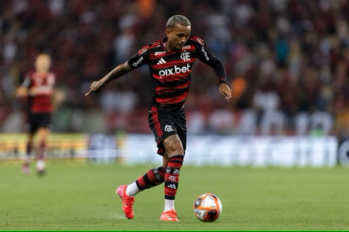 Destaque do Flamengo, Wesley é cara nova na Seleção para jogo no DF