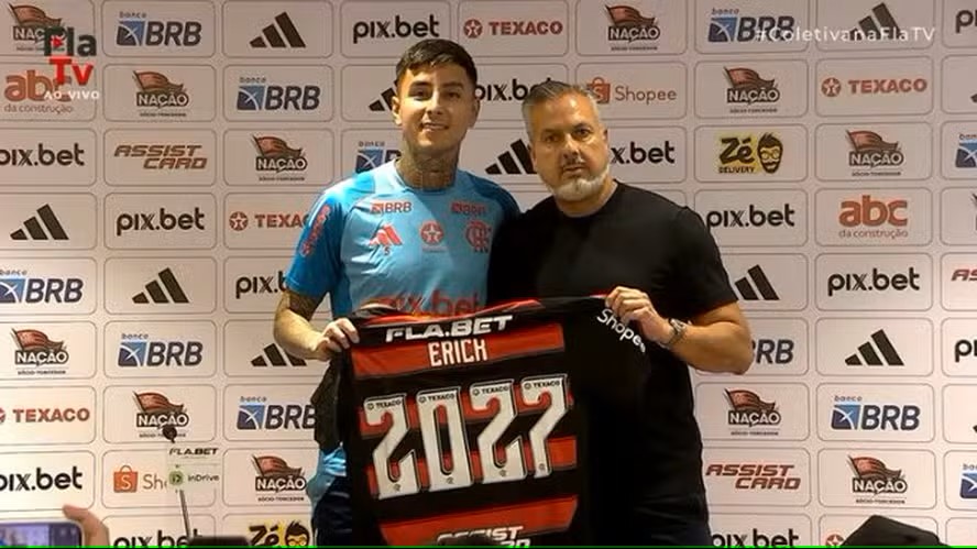 Flamengo anuncia renovação de contrato de Pulgar até o final de 2027