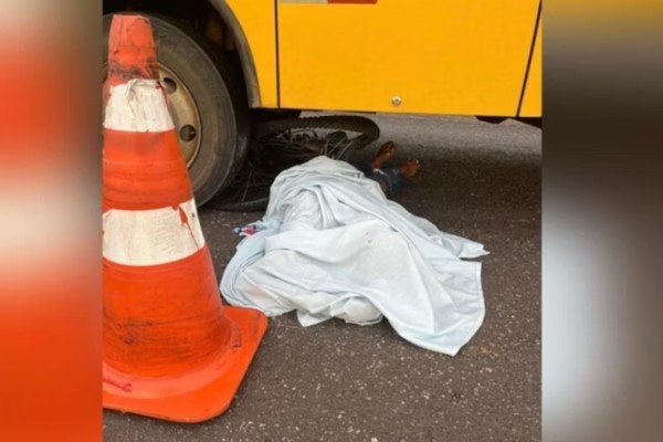 Ciclista morre após ser atropelado e arrastado por ônibus escolar