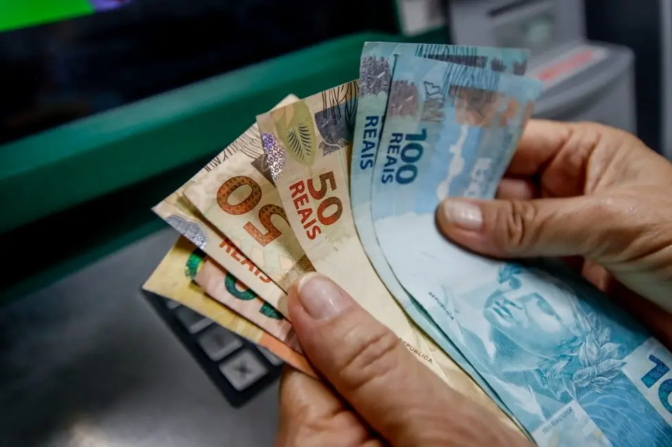 Valor do salário mínimo vai subir a R$ 1.741 em 2027