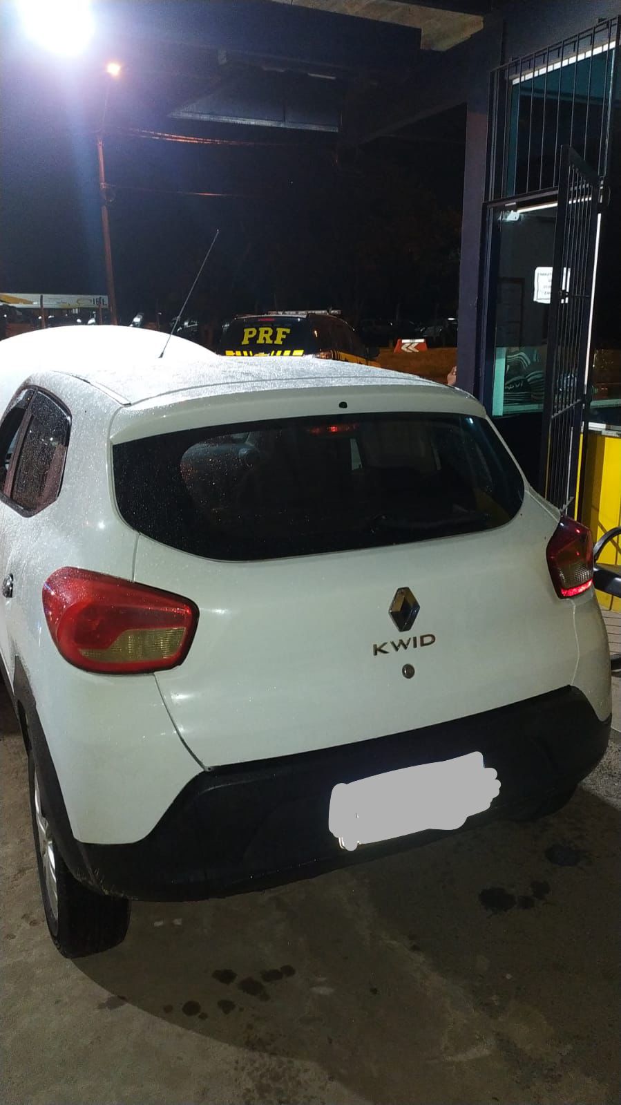 PRF recupera carro roubado e prende motorista na BR-101, em Campos