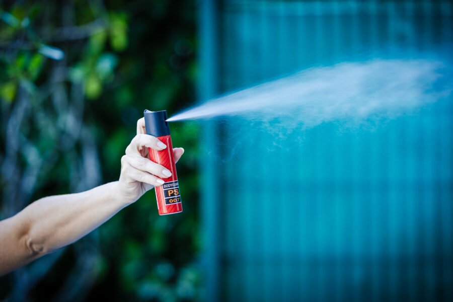 Mulheres podem comprar e usar spray de pimenta para defesa pessoal