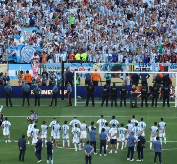 Jogadores da Argentina ficam de costas para festa da Espanha com troféu na final da Copa do Mundo