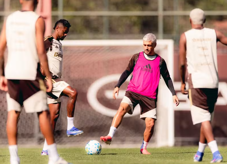 Após lesão na Copa do Mundo, Arrascaeta é relacionado pelo Flamengo para volta do Brasileirão