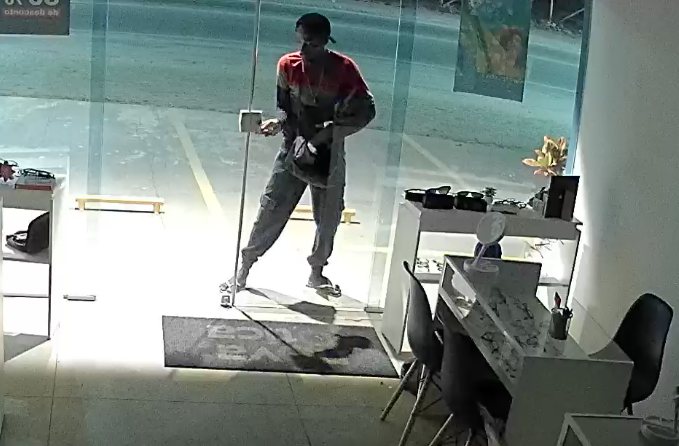 Câmeras flagram ação de ladrão que invade ótica e causa prejuízo em Donana