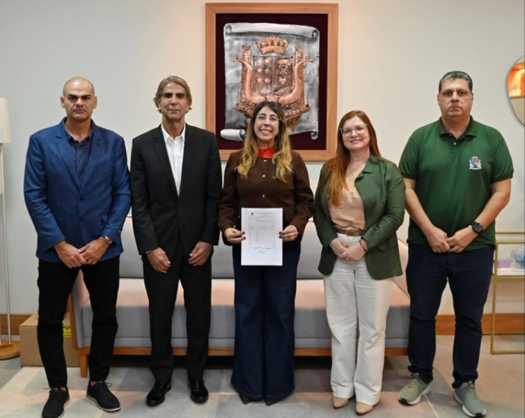 Prefeita Carla Caputi assina ordem de serviço para estudo sobre erosão costeira em Atafona e no Açu