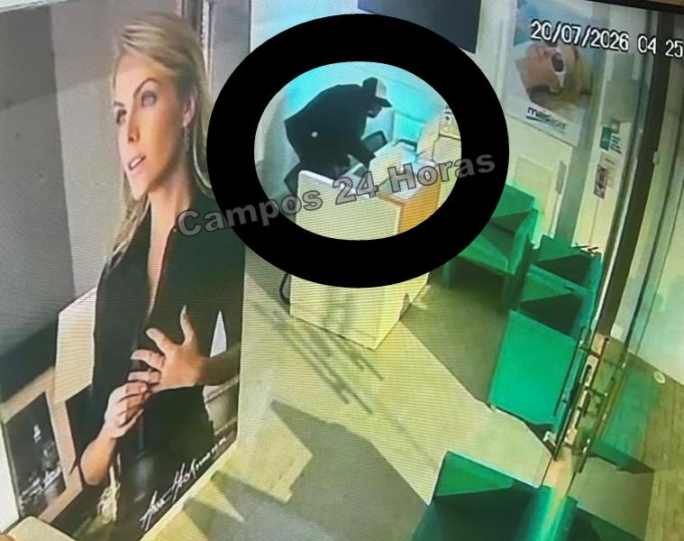 Fotos mostram ladrão furtando aparelhos de celular em clínica da Pelinca