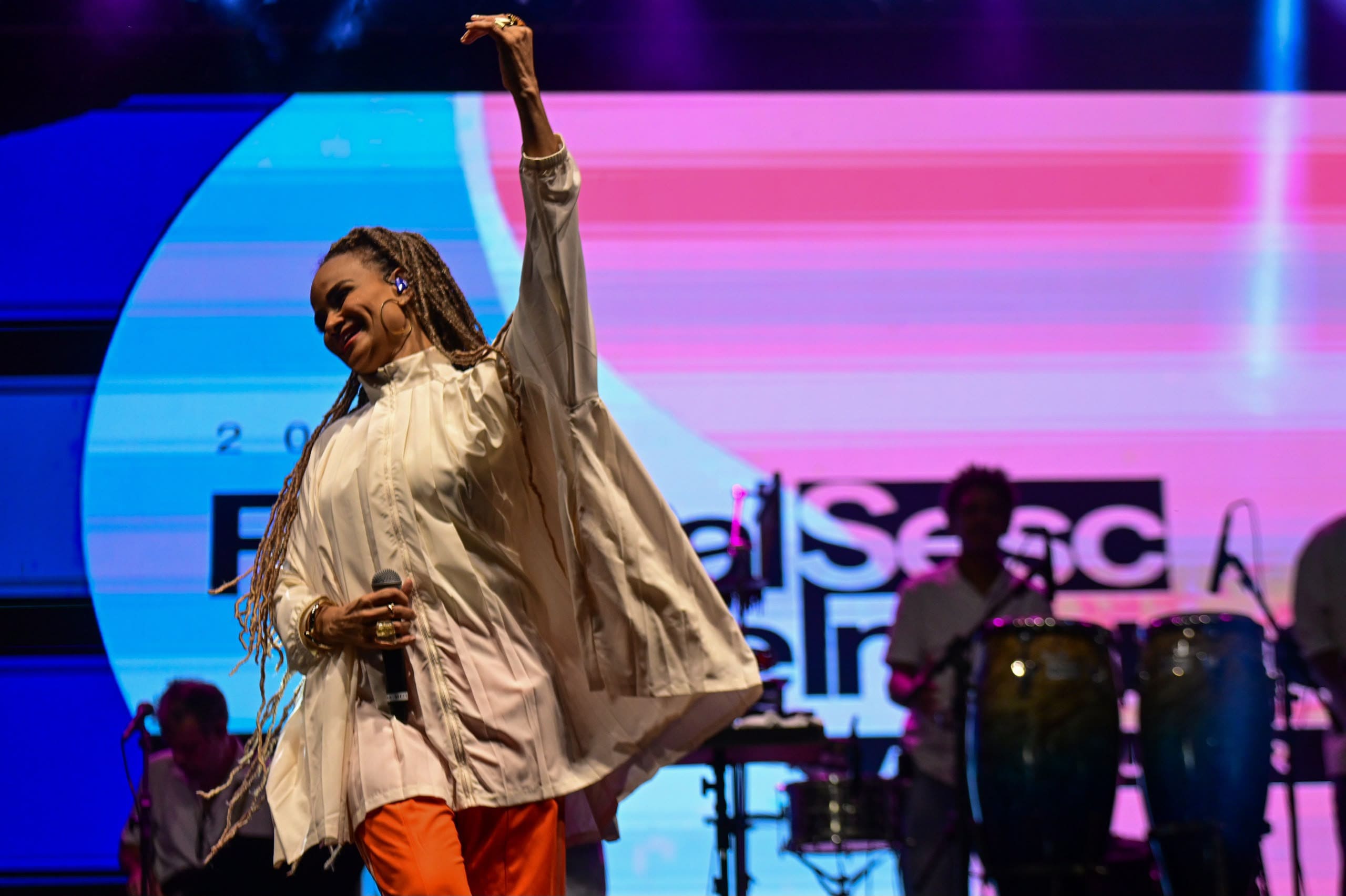 Luciana Mello agita Farol na primeira noite do Festival Sesc de Inverno