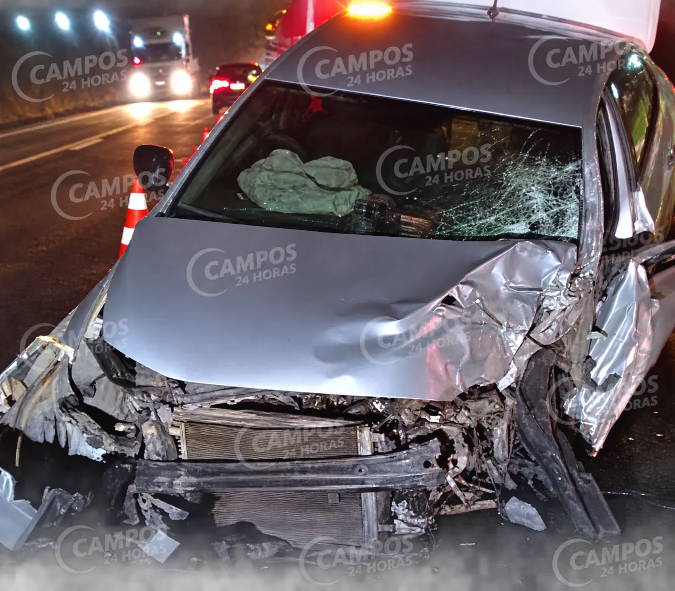 Colisão entre carro e caminhão deixa quatro feridos na BR-101, em Campos