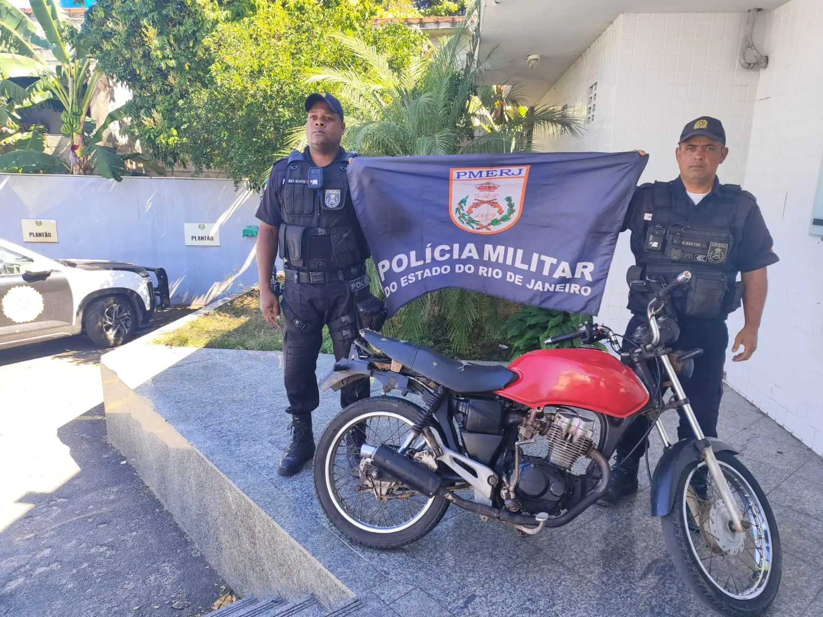 Jovem é levado à delegacia após ser encontrado desmontando moto
