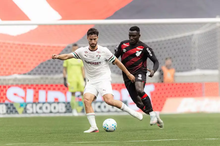 Em jogo movimentado pelo Brasileirão, Fluminense vira sobre o Athletico, mas sofre empate no fim
