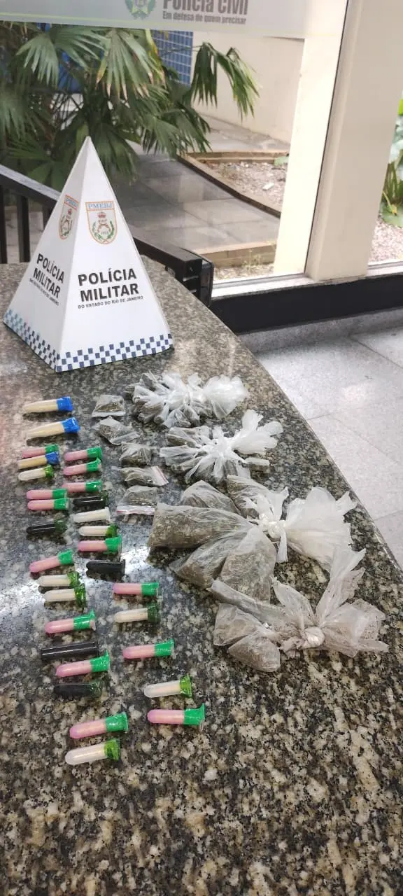 PM apreende maconha e cocaína em Ponta da Lama