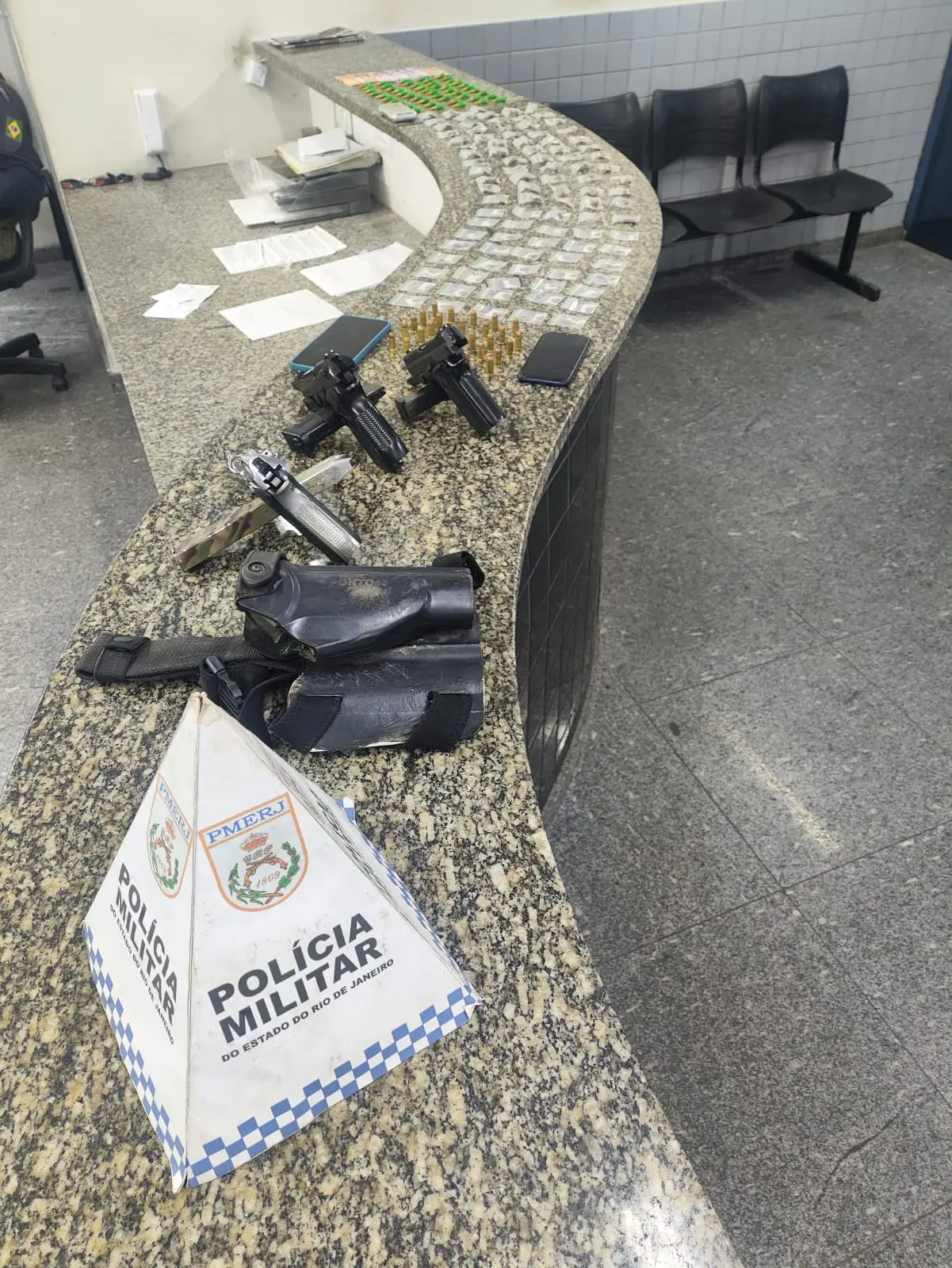 PM apreende pistola, simulacros e drogas no Fundão