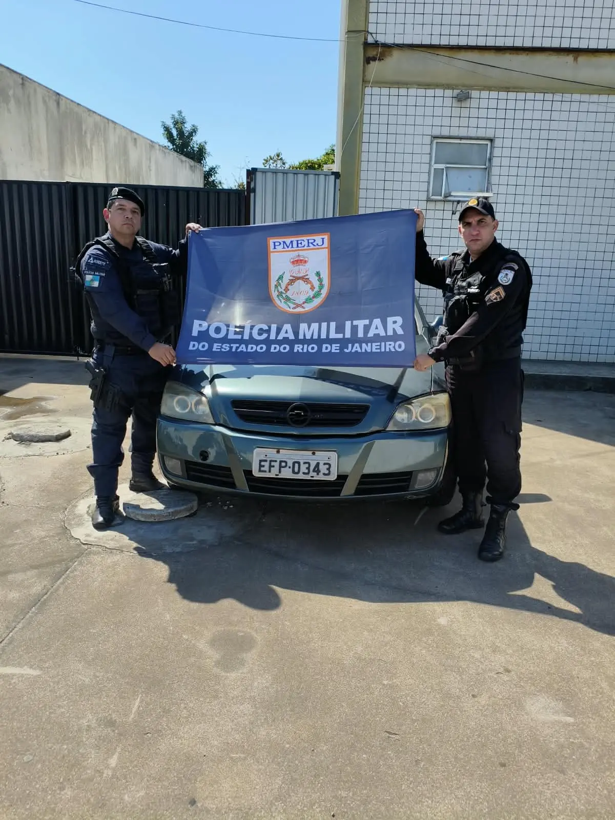 Carro furtado é localizado abandonado em Grussaí