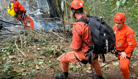 Quatro pessoas morrem em queda de helicóptero em área de mata na zona sul do Rio