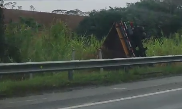 Motorista fica ferido após caminhão tombar na BR-101, em Campos