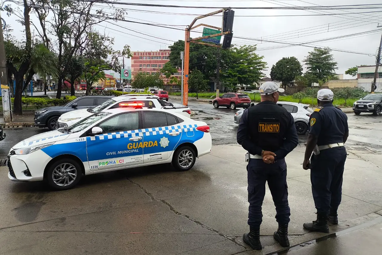 Guarda Municipal dá apoio à Arteris para substituição de semáforos na Conselheiro Tomás Coelho